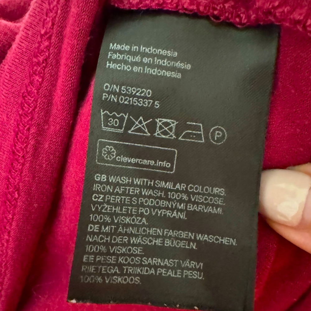 🍀5/$15🍀 Divided H&M Basic Top Size Small - Picture 4 of 4